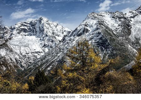 The Beautiful Autumn Scenery Of Bipeng Ditch