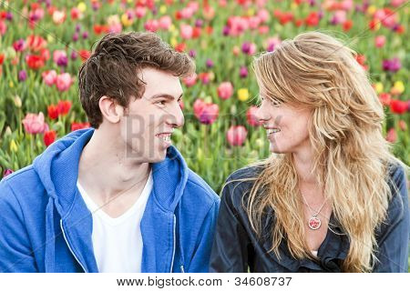 Unge lykkelige par i tulipfields fra Nederlandene