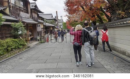 Kyoto, Japan- 27 Nov, 2019: Traveler Walking In Higashiyama District In The Old Town Of Kyoto, Japan