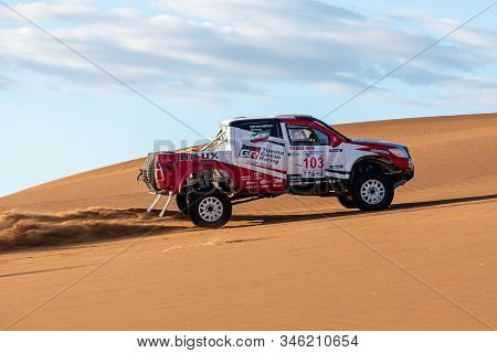 Zahedan, Baluchestan/iran- 11/23/2018 Climbing Sand Dunes In Lut Desert With A Dakar Edition Race Ca