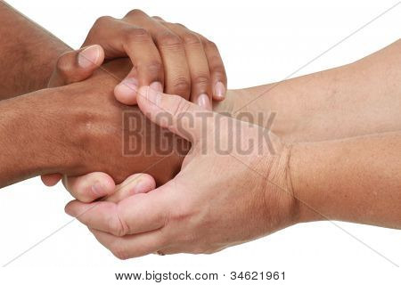 Bianco e nero le mani in una stretta di mano amichevole