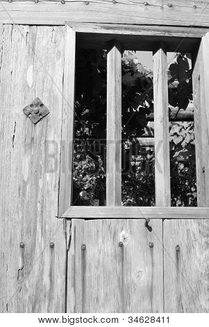 Porta storica fornisce peek del giardino