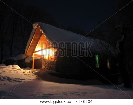 Kış dağ Alpine Hut gece kar altında