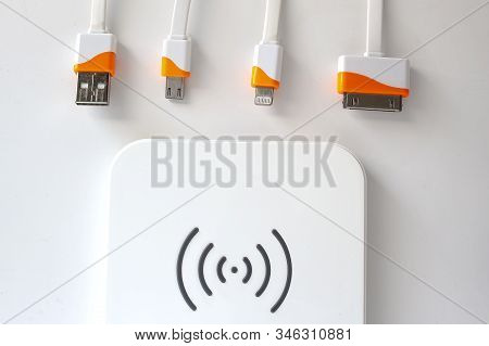 Cables Recharger Lightning To Usb Cable, 30-pin To Usb, Micro Usb And A Wireless Charger.