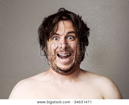 Homem louco olhando para a câmera