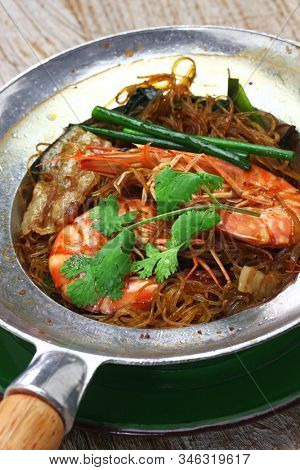thai cuisine, steamed prawns with vermicelli in metal casserole pot, gung op wun sen