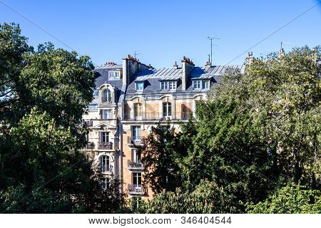 Paris/france - September 19, 2019 : Haussmann Building View From The Jardin Des Plantes Park