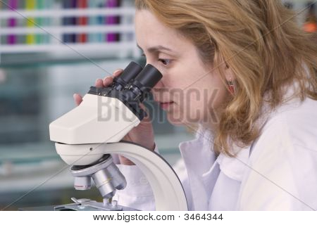 Guardando attraverso un microscopio