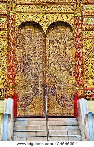 彫刻が施された木製のドア寺院、タイ