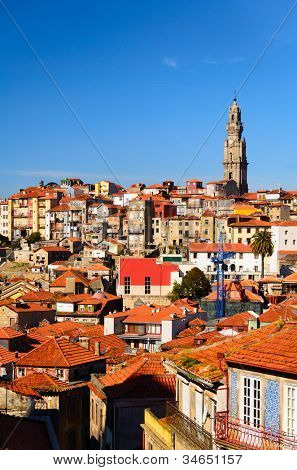 byen tagene og tårn af Clerigos kirke, Porto, Portugal