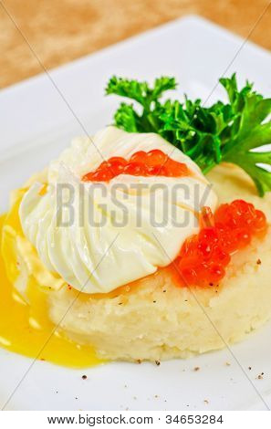 uova in camicia in un nido di purè di patate