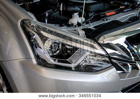 Right Front Projector Headlight Of Pickup Car