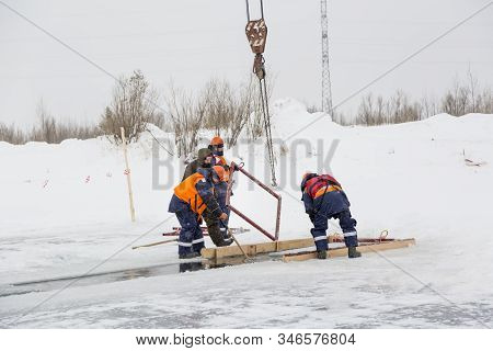 Workers Catch Ice Blocks In The Lane