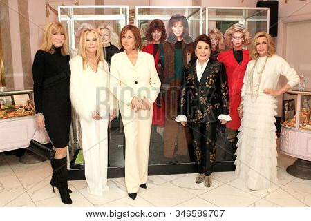 LOS ANGELES - JAN 18: Leeza Gibbons, Joan Van Ark, Michele Lee, Donelle Dadigan, Donna Mills at the Hollywood Museum for the 40th Anniversary of 