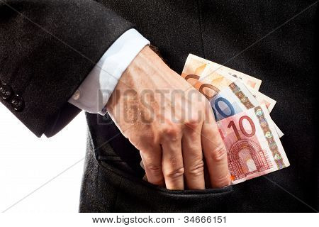 Homme d'affaires, mettre de l'argent dans sa poche.