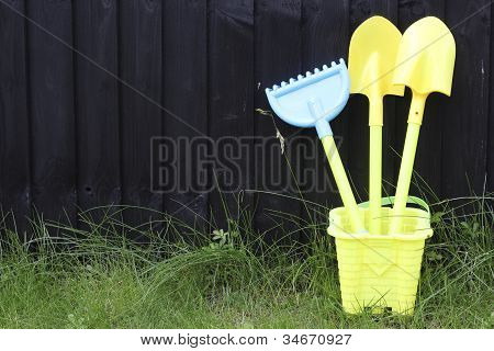 Kinder Garten Kit im Hinterhof