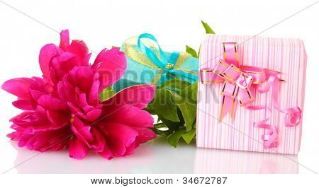 presentes de beautirul-de-rosa e flor de peônia isolado no branco
