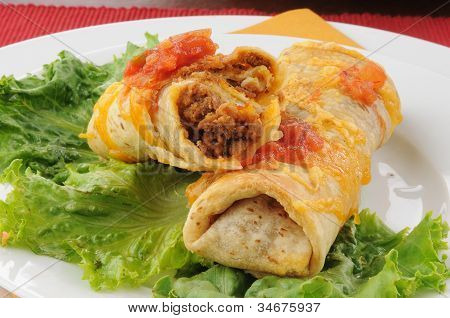 牛肉と豆 Chimichangas のクローズ アップ