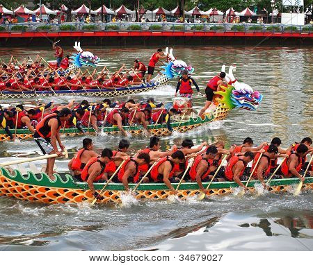 Scena dalle corse delle barche drago 2012 a Kaohsiung, Taiwan
