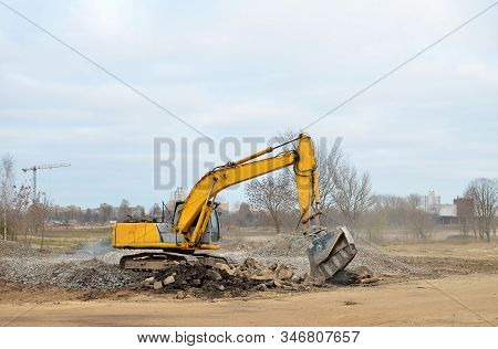 Excavator With Crusher Bucket For Crushing Concrete. Construction Waste Recycling For Construction M