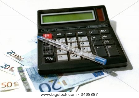 Rechner, Stift und Banknoten