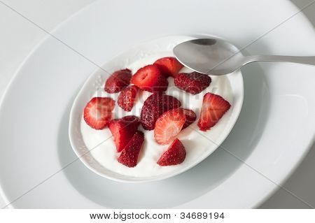 Porzellan Schale mit Erdbeeren und Sahne yogourt