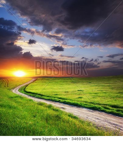 Road lane és a mély kék ég. Természet design.
