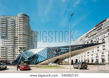 Batumi, Adjara, Georgia - May 25, 2016: Cars On Mcdrive Way Near Modern Building Of Mcdonalds Restau
