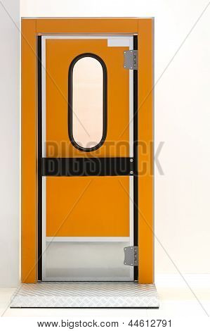 Puerta naranja