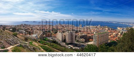 Panoramiczny widok na zatokę Marsylii z góry