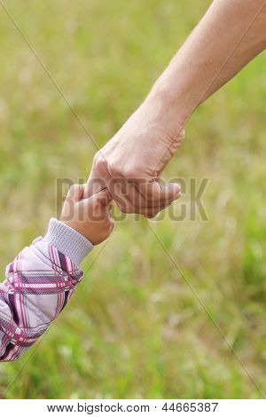 Vanhemman pitää pienen lapsen käsi