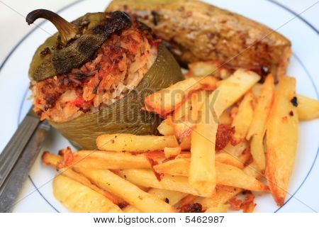 Papas fritas y verduras rellenas