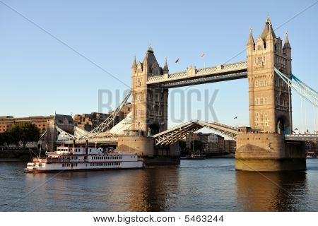 Replika af en 1800-tals Mississippi Paddleboat passerer selvom Tower Bridge, London