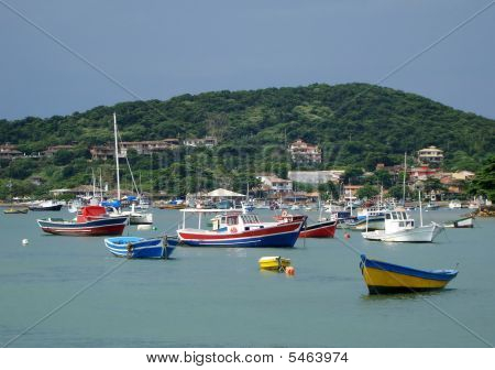 Barcos ancorados na Baía
