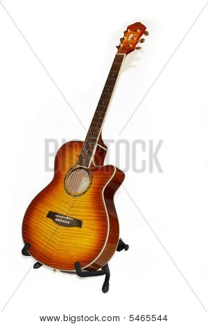 Izolované akustické 6 strunná kytara na bílém pozadí