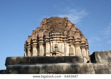 schöne Tempel und blauer Himmel