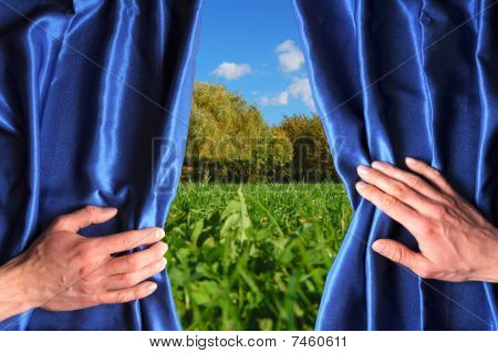 Paysage derrière le rideau bleu