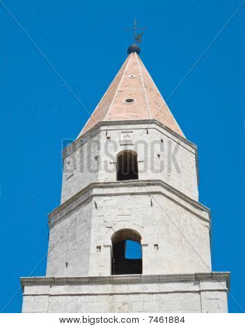 Bell tower af St Andrew Cathedral. Venosa. Basilicata.