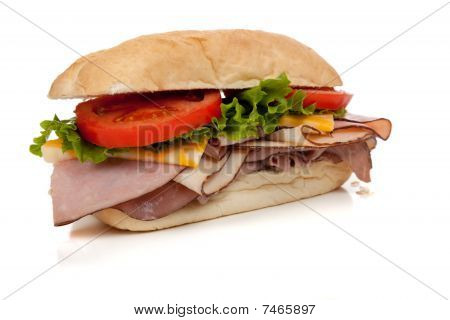 Schinken und Türkei Sandwich auf einem Hoagie Brötchen auf weiß