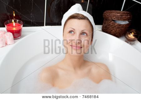 Radiant Frau entspannenden in ein Schaumbad
