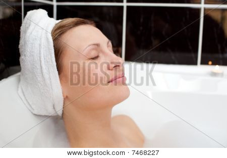 hell Woman entspannenden in ein Schaumbad