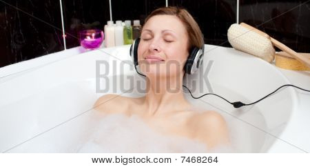 ผู้หญิงผ่อนคลายฟังเพลงอาบน้ำฟอง