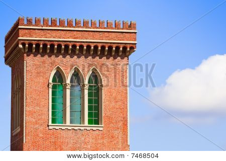 Torre di mattoni, con finestre a Trifora