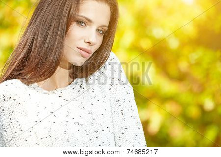 Beautiful woman in autumn park 