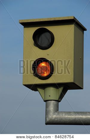 Flash system for traffic monitoring