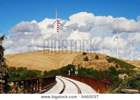Ferrovia e paesaggio di turbine a vento