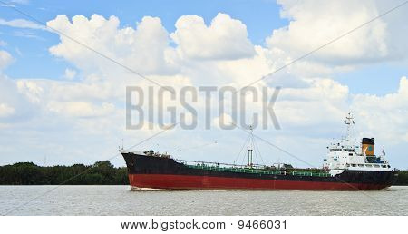 Hosszú hajó egy folyón, a gyönyörű ég