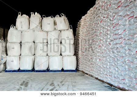 Raktárban a zsákok