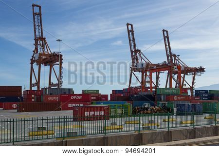 shipyard, freight harbor / port , drilling  rig