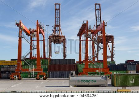 shipyard, freight harbor / port , drilling  rig